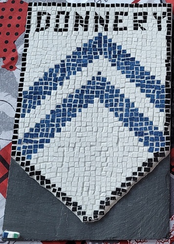 Ardoise décorée en mosaïque avec des Emaux de Briare Harmonie motif blason blanc et bleu